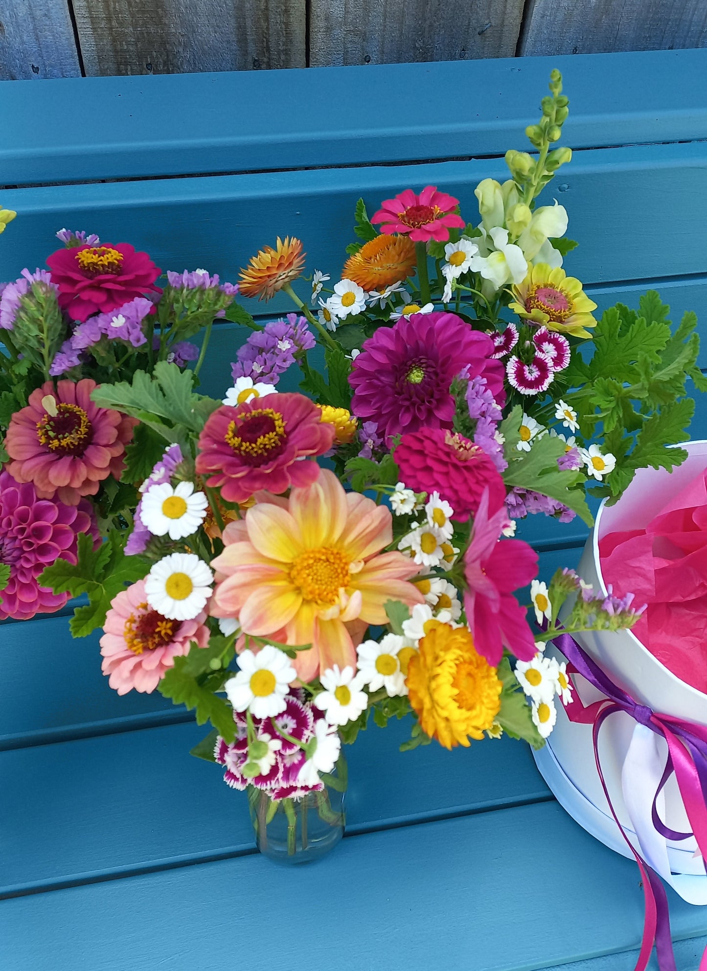 'Buds & Blooms' - Bud vase collection hat box