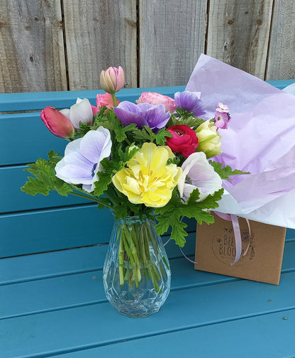 Hello Sunshine - Arrangement in a glass vase