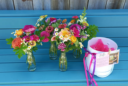 'Buds & Blooms' - Bud vase collection hat box