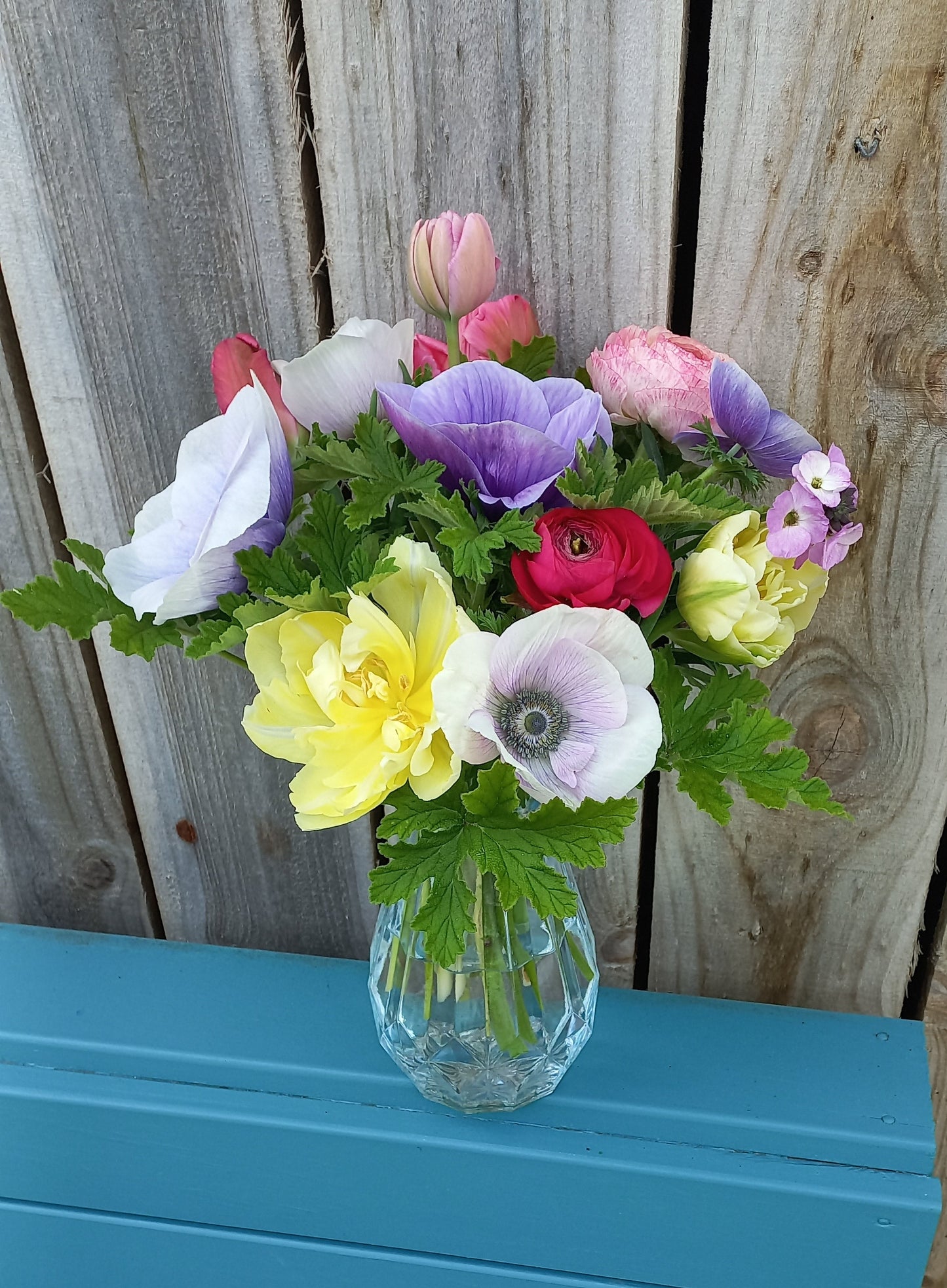 Hello Sunshine - Arrangement in a glass vase